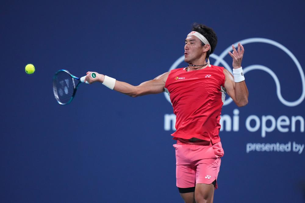 成都蓉城新掌门人徐正源续约并推动三名球员签约，球队迅速崛起，有望争冠。